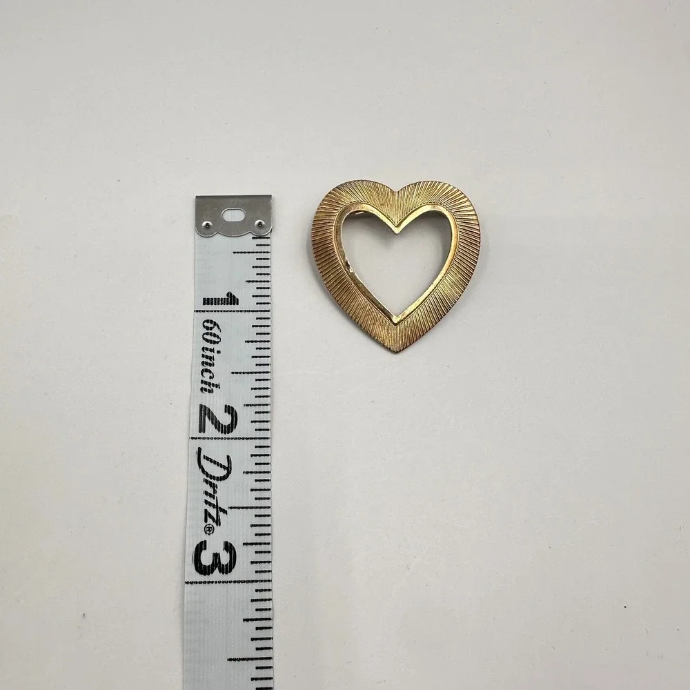 Vintage 80s Gold Tone Heart Brooch Pin Ribbed Texture Open Frame Women's Jewelry